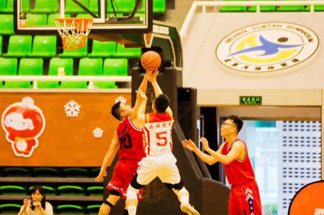 国内篮球联赛精彩纷呈，球员们全力以赴