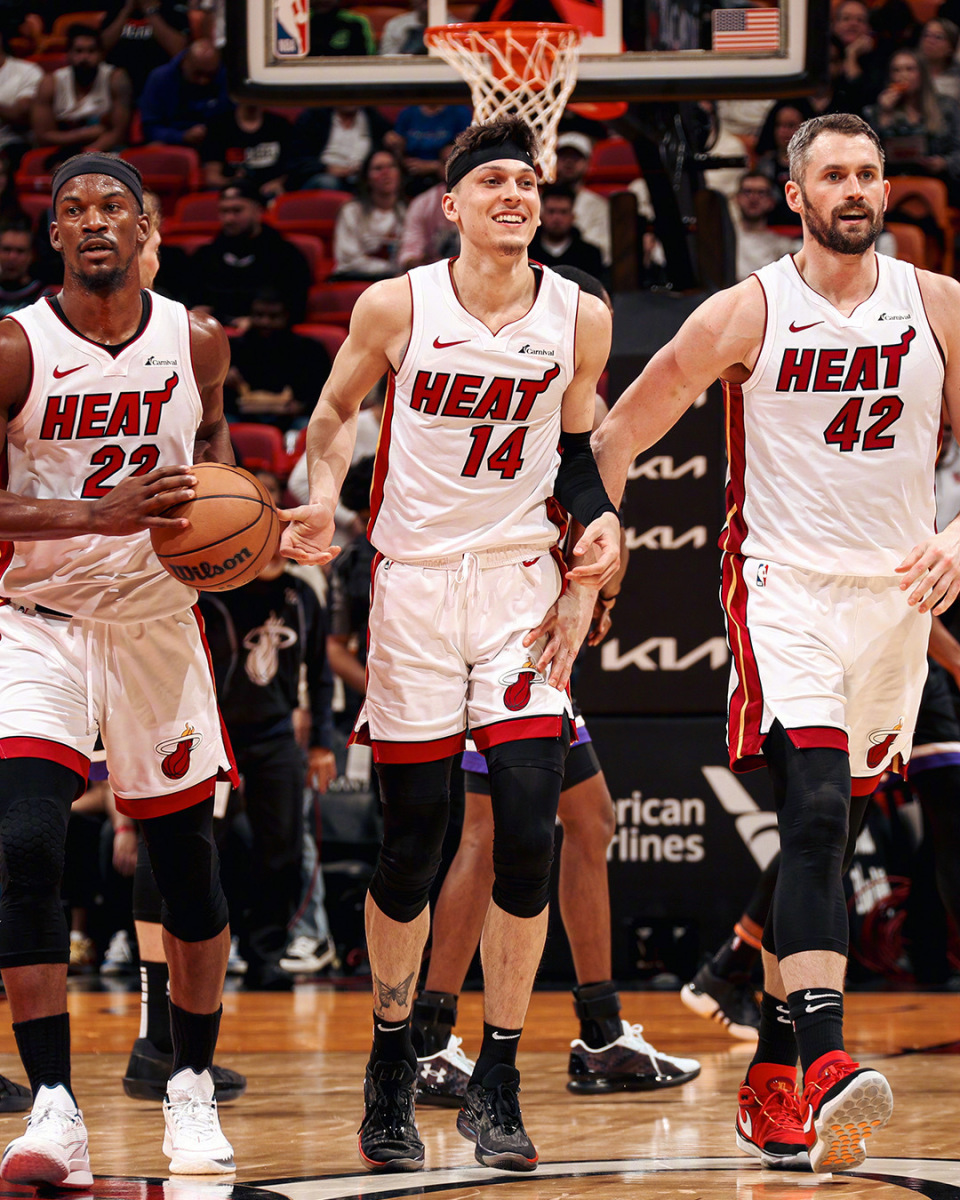 -包含美洲豪门球队争夺篮球巅峰，火药味十足的词条