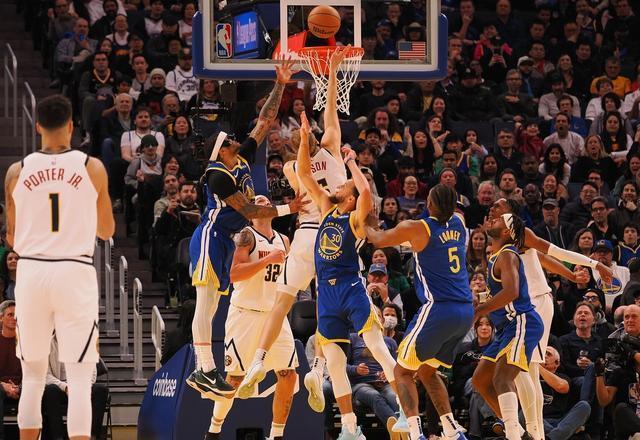 包含美洲豪门球队争夺篮球巅峰，火药味十足的词条