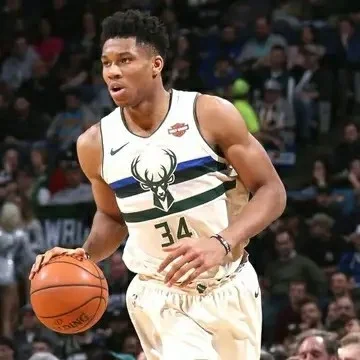 篮坛新秀崭露头角，精彩表现引爆全场