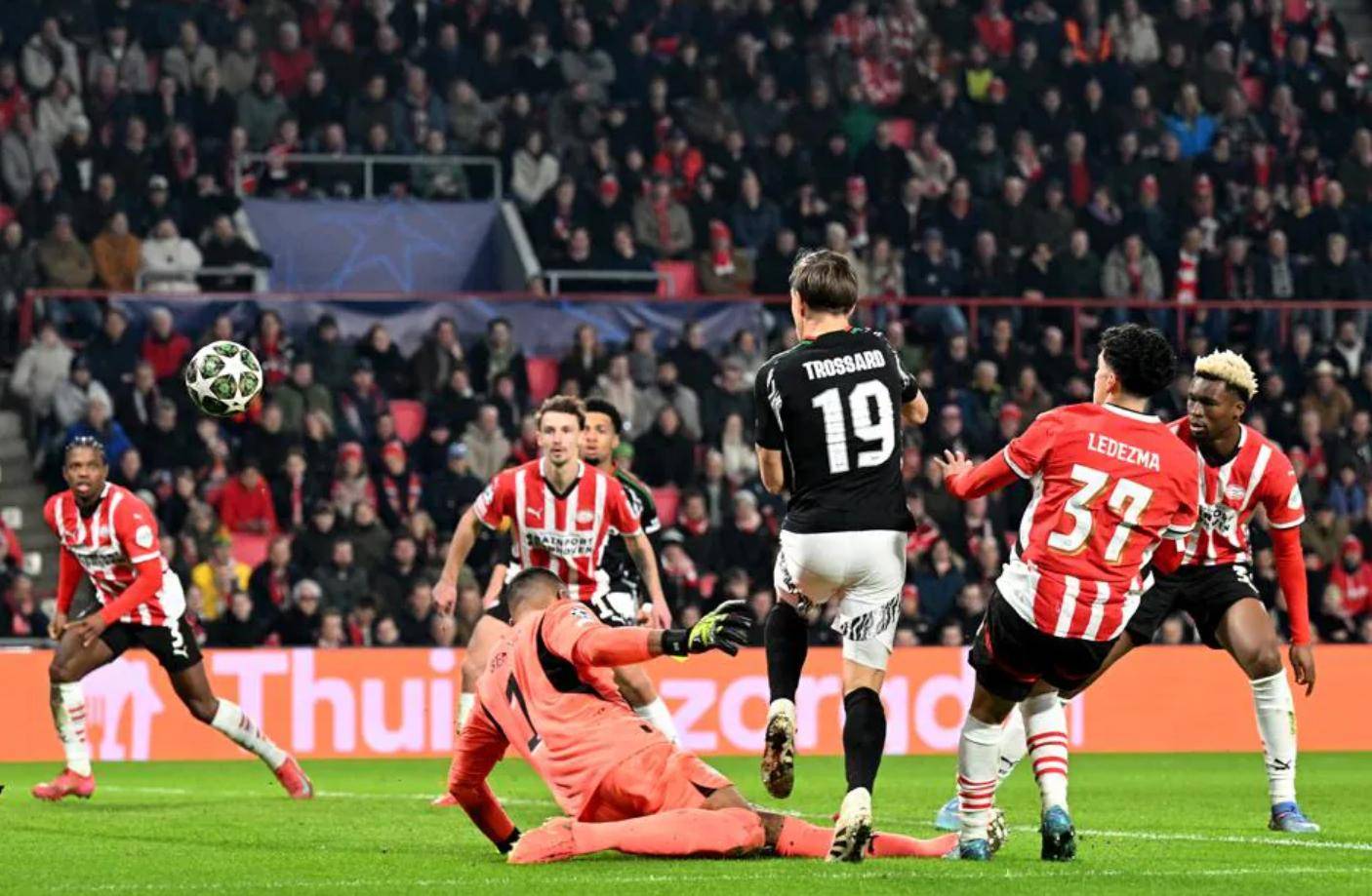 阿森纳后卫遭遇误判，球迷不满裁判表现