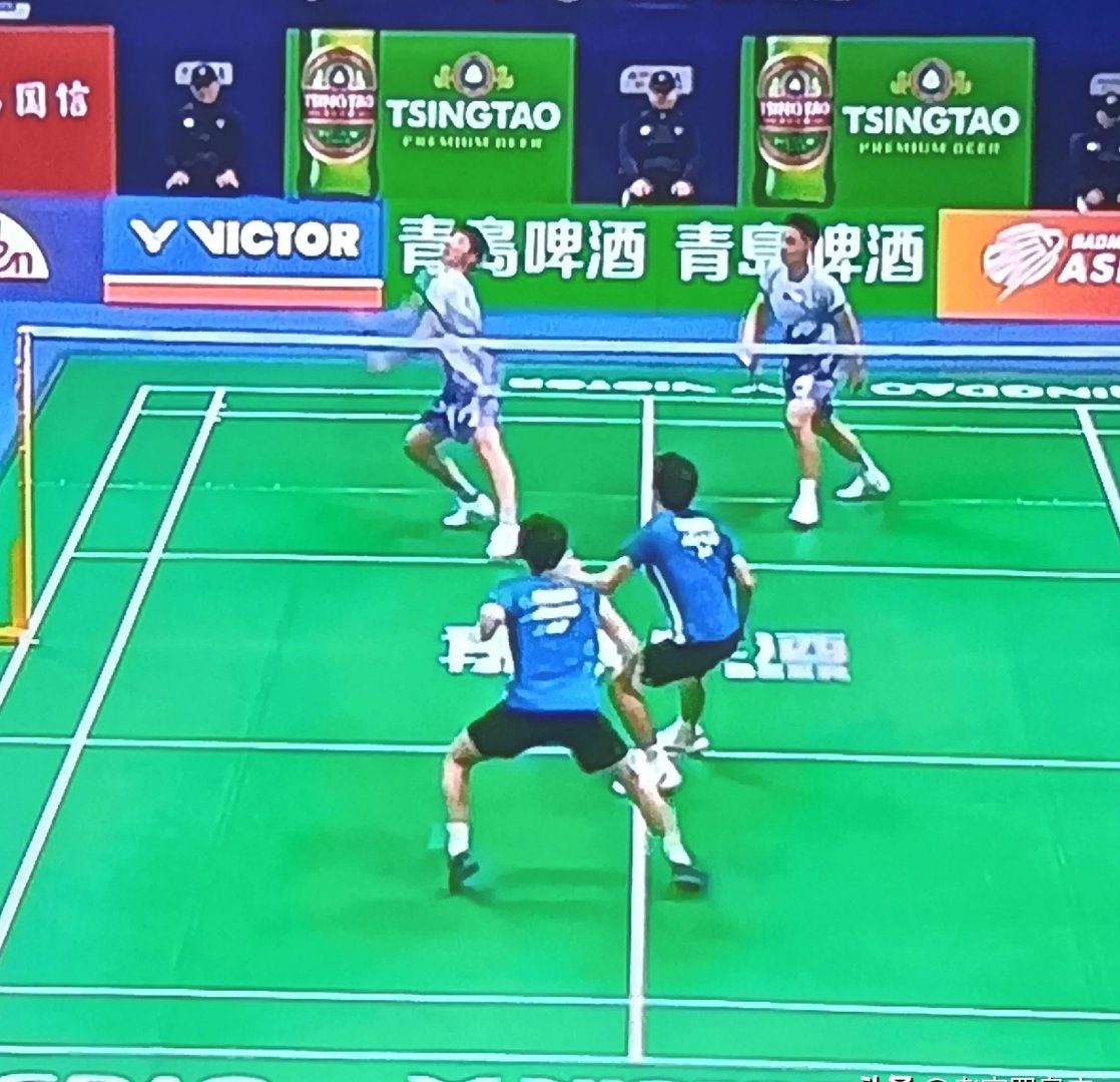 包含双方队员在场上你来我往，演绎出一场激情碰撞的词条