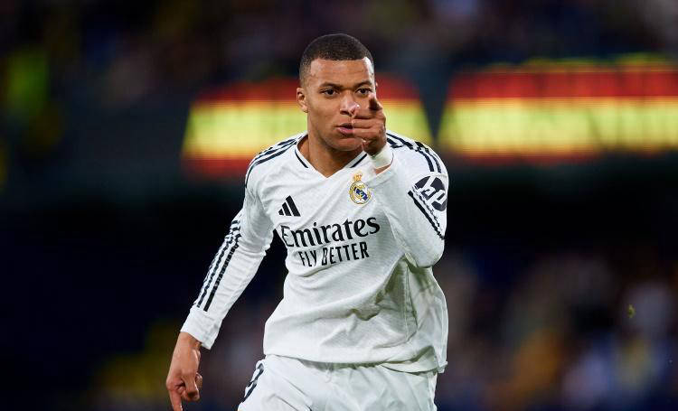 关于胜利光环照耀全队，球员斩获英雄战绩的信息