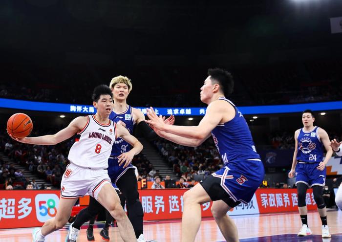 精彩的比赛中某队表现得犹如雪上加霜的简单介绍