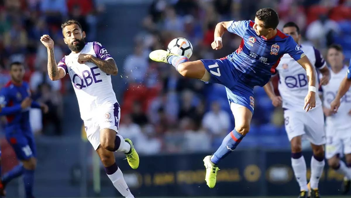 包含贝尔萨曼联险胜纽卡斯尔，暂时领先榜首的词条