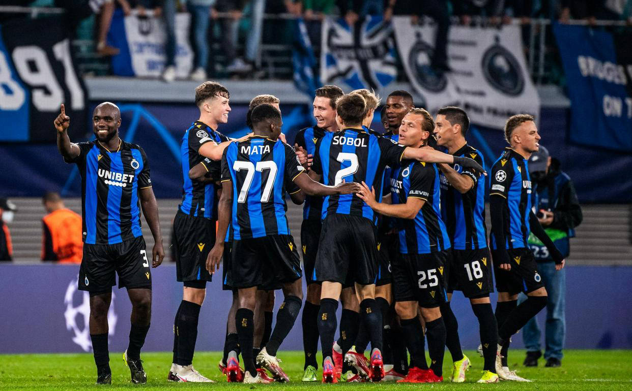 九游体育app-包含曼城教练团队讨论战术备战国际比赛的词条