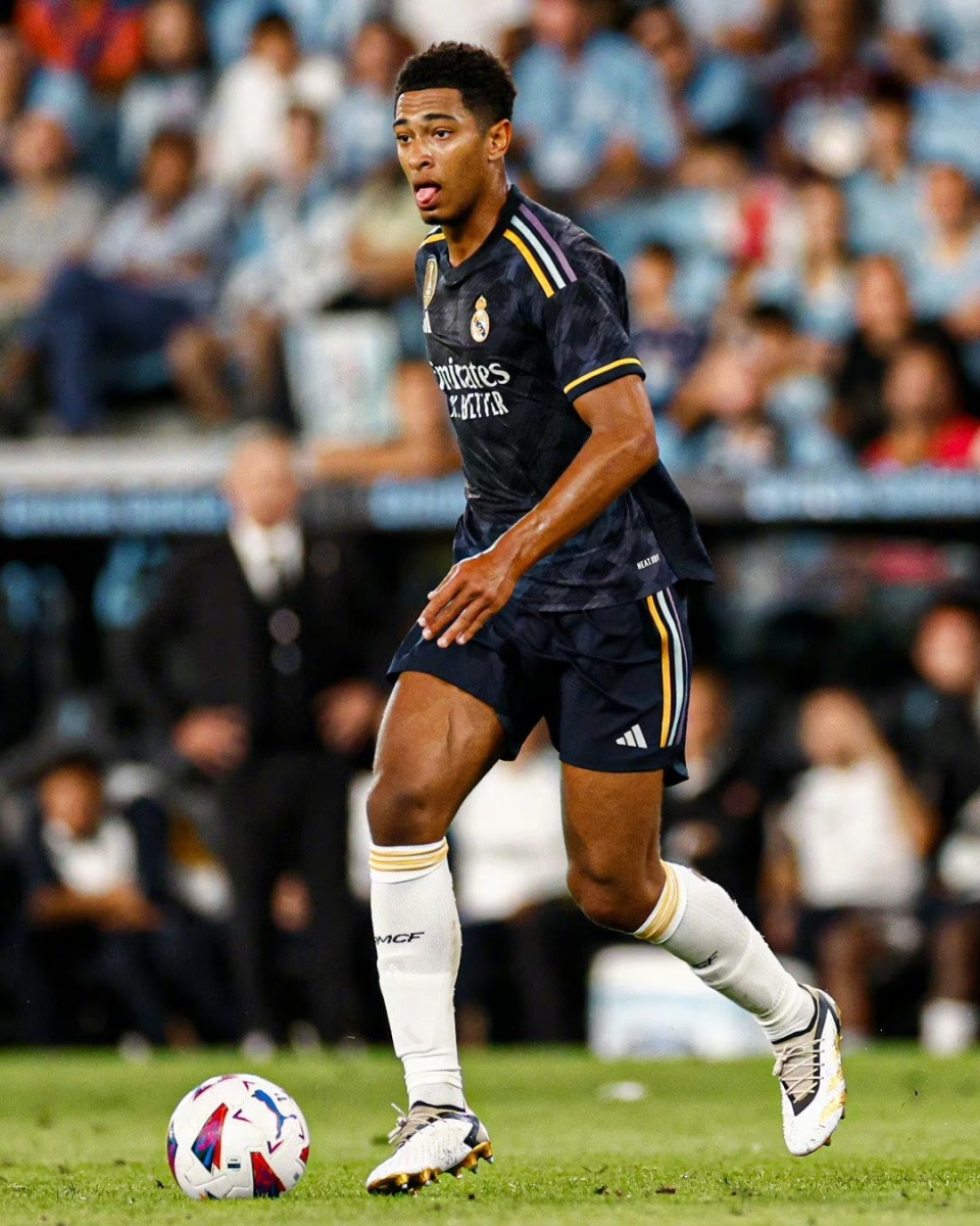 包含铁腰吊威，皇马中场施展神迹的词条