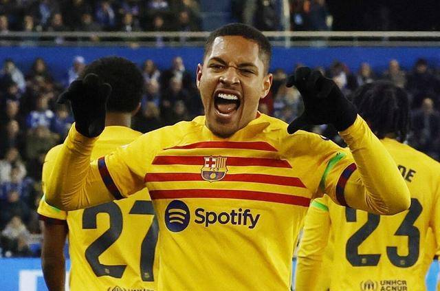 巴塞罗那女足球队展开战术讨论