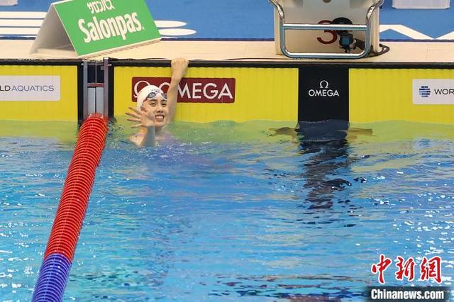 日本选手创造新纪录获得游泳金牌