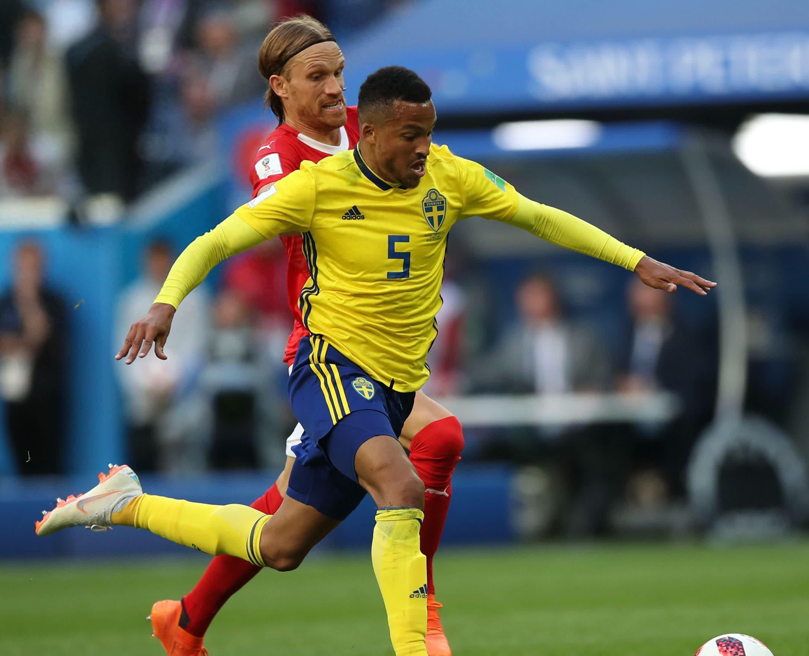 九游体育登录-乌克兰队备战瑞典，前锋争取进球