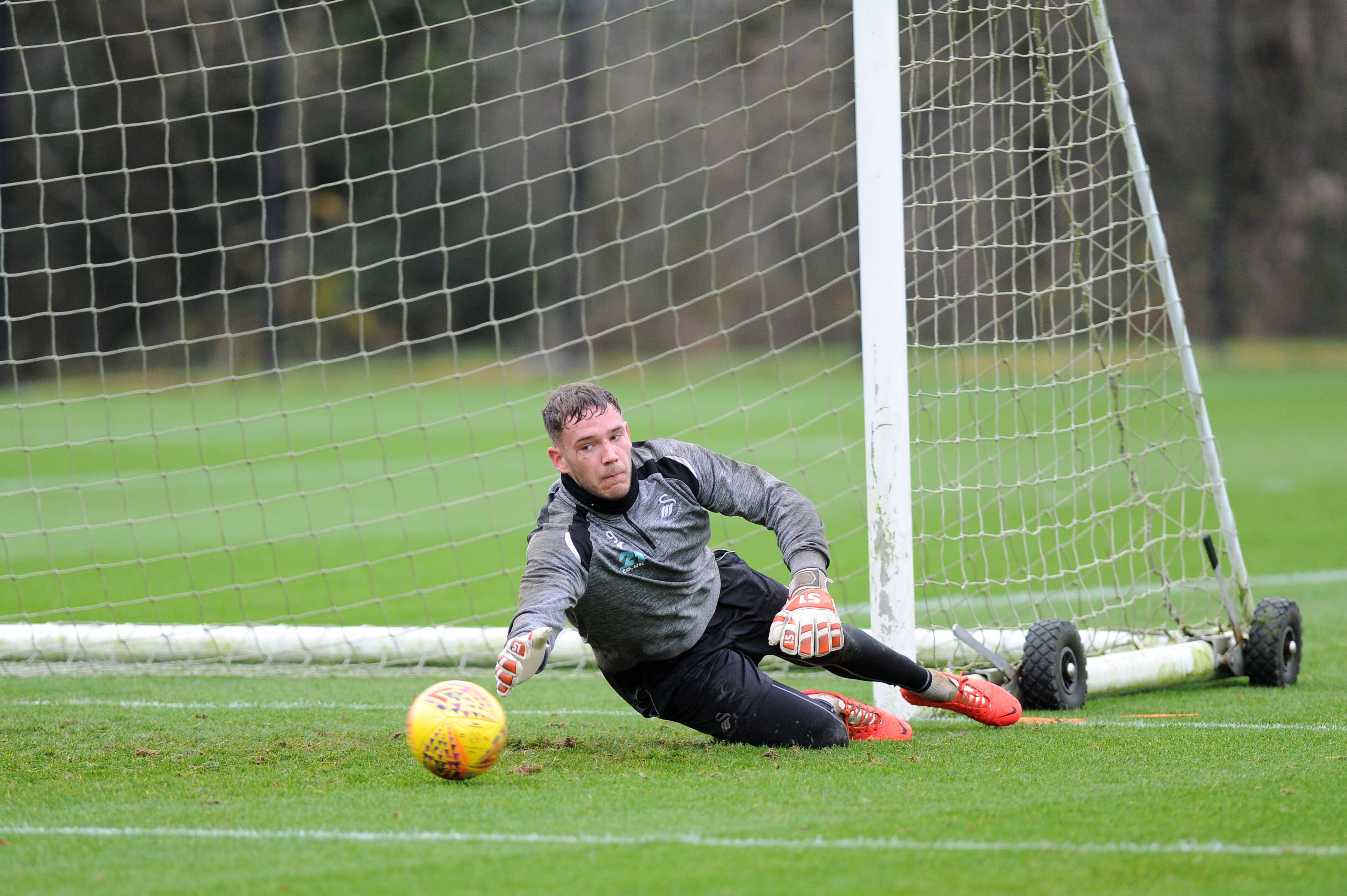 九游体育官方入口-球员个人训练进入紧张阶段，技术提升有方