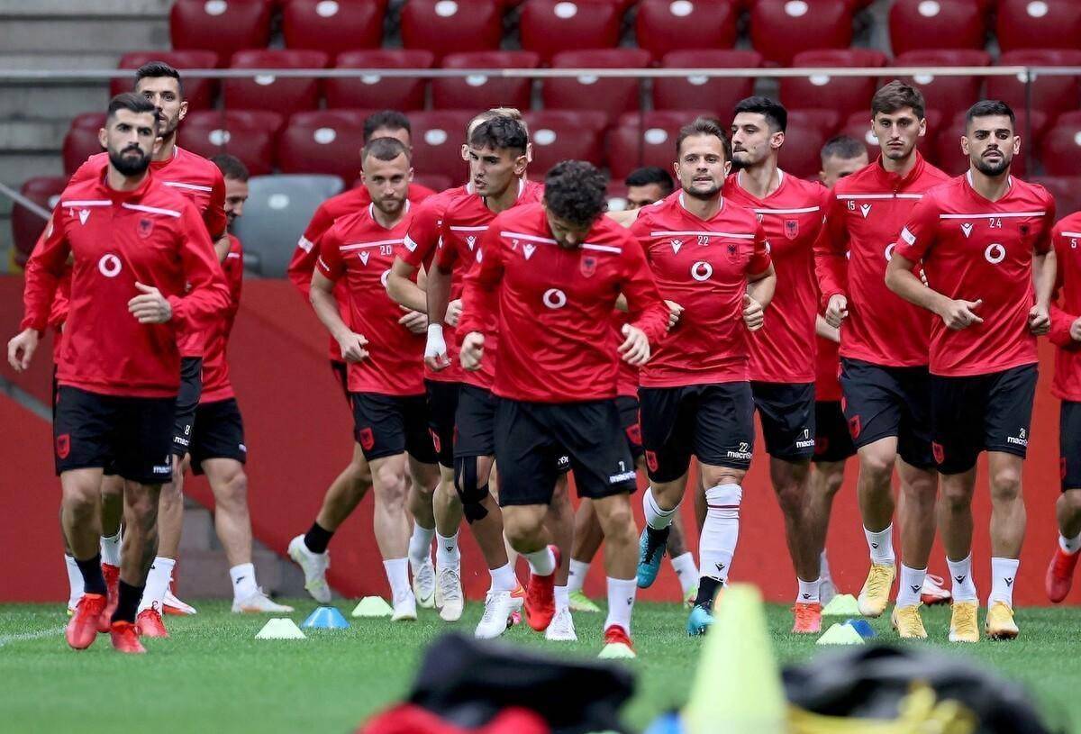 关于阿尔巴尼亚与匈牙利决战赛场，双方争夺晋级机会的信息