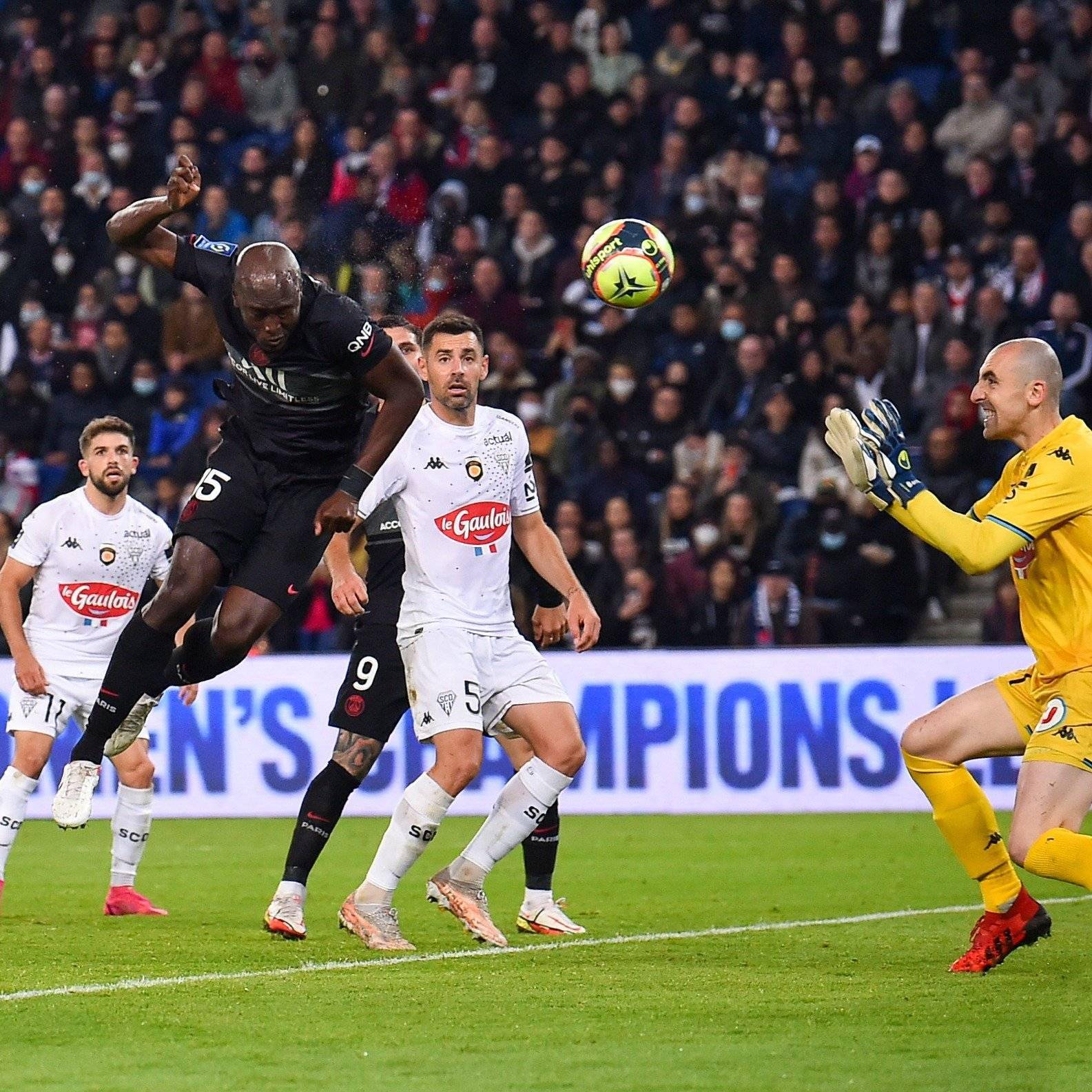 包含南特客场战胜昂热，积分榜稳步攀升的词条