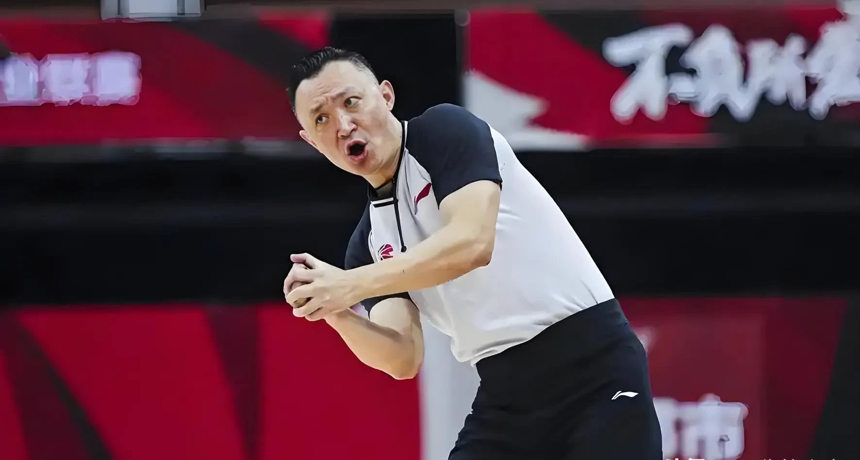 犯规数目超出预期，裁判严格执法