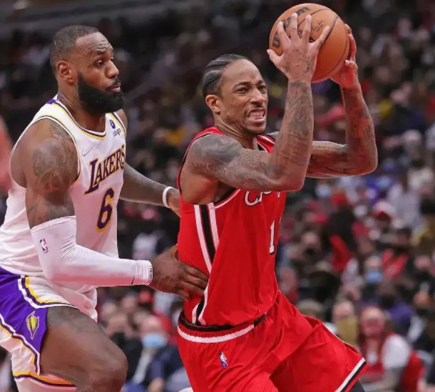 九游体育app下载-詹姆斯助湖人逆袭，德罗赞全场高光