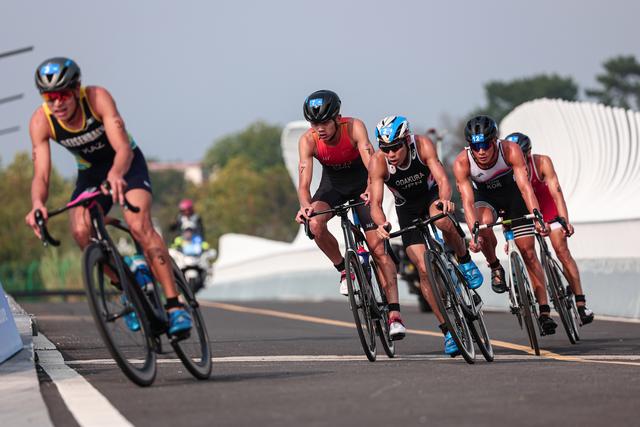 关于铁人三项赛事中选手们展现出色体能的信息