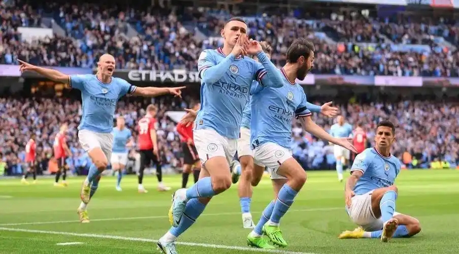 包含曼城客场击败热刺，继续保持不败纪录的词条