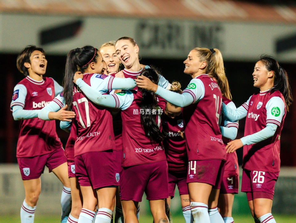 足球联赛中,女队的精彩表现引人注目 足球联赛中,女队的精彩表现引人注目