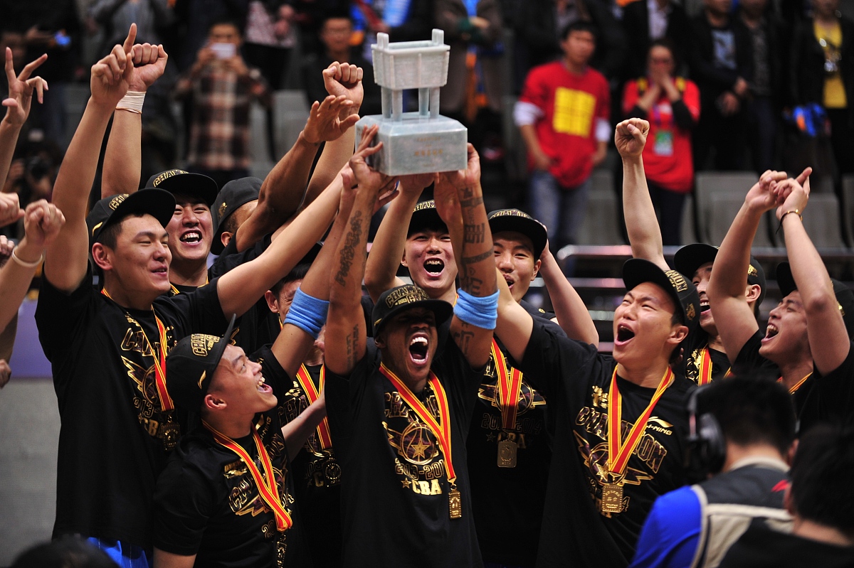 九游体育-球队在场上展现出超凡的团队合作精神